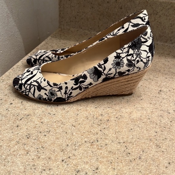 Isaac Mizrahi brand size 7.5M slip on peep toe wedge heels- brand new - Picture 3 of 6